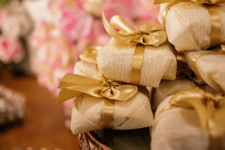 How to throw a small christmas party for kids